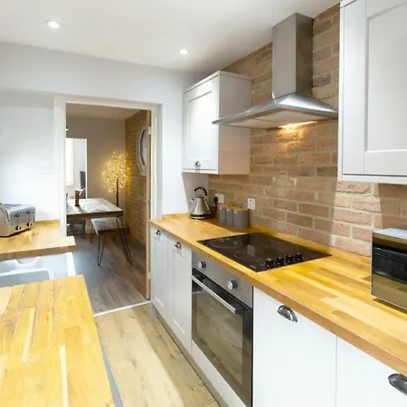 1 Bed With Hot Tub - *