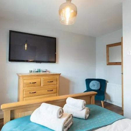 1 Bed With Hot Tub -