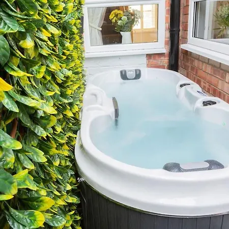 1 Bed With Hot Tub - *